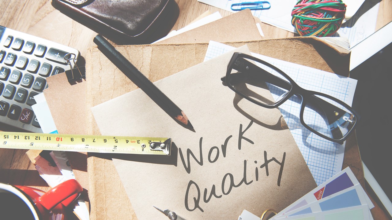 Imagem de uma mesa de trabalho com o texto ""work quality " em destaque